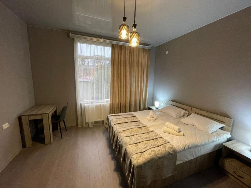 um quarto com uma cama grande e uma janela em Hotel Lumi em Zugdidi