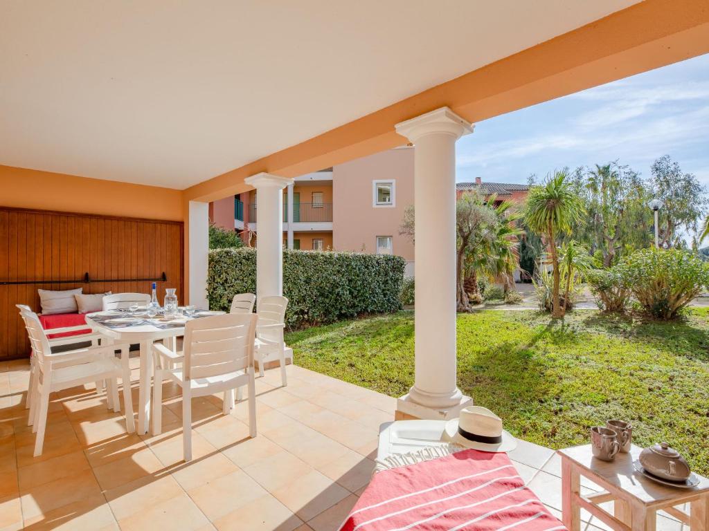 Zahrada ubytování Apartment Les Rivages des Issambres-5 by Interhome