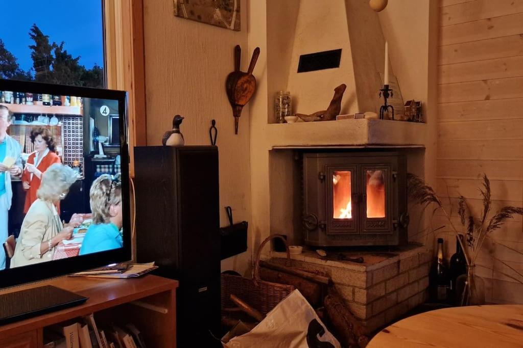 TV a/nebo společenská místnost v ubytování Fantastiskt hus på fårö