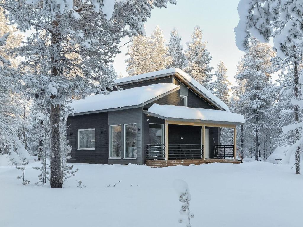 uma cabana de madeira na neve com árvores em Holiday Home Pallaskieppi by Interhome em Kyrö