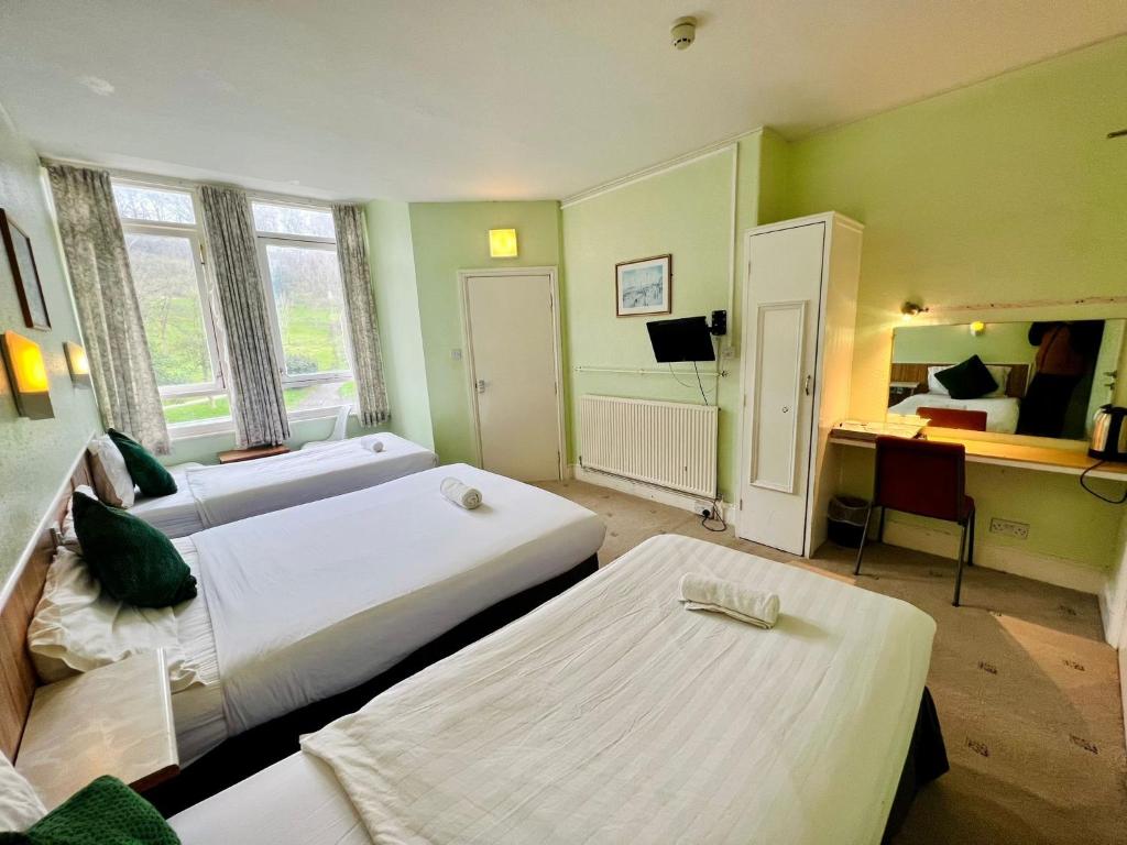 Green Gables Hotel - 标准四倍房间