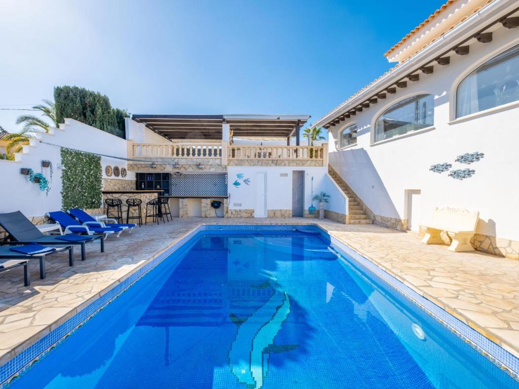 eine Villa mit Swimmingpool und ein Haus in der Unterkunft Villa La Vista by Interhome in Benissa