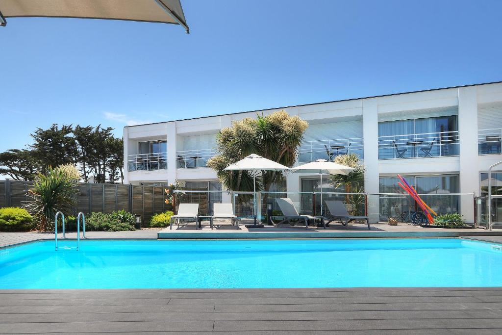 Bazén v ubytování Best Western Hôtel Le Bellevue Quiberon nebo v jeho okolí