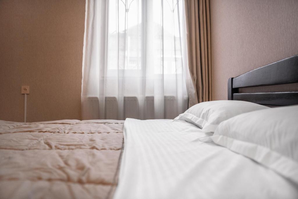 Postel nebo postele na pokoji v ubytování Lotus Hotel