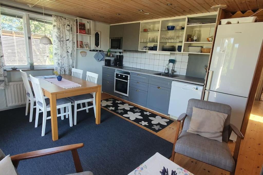 Kuchyň nebo kuchyňský kout v ubytování Fantastiskt hus på fårö