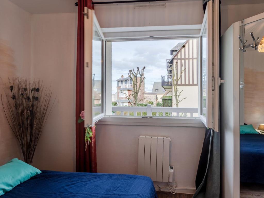 Cette chambre dispose d'une fenêtre, d'un lit et d'un lit. dans l'établissement Apartment La Fontaine by Interhome, à Villers-sur-Mer