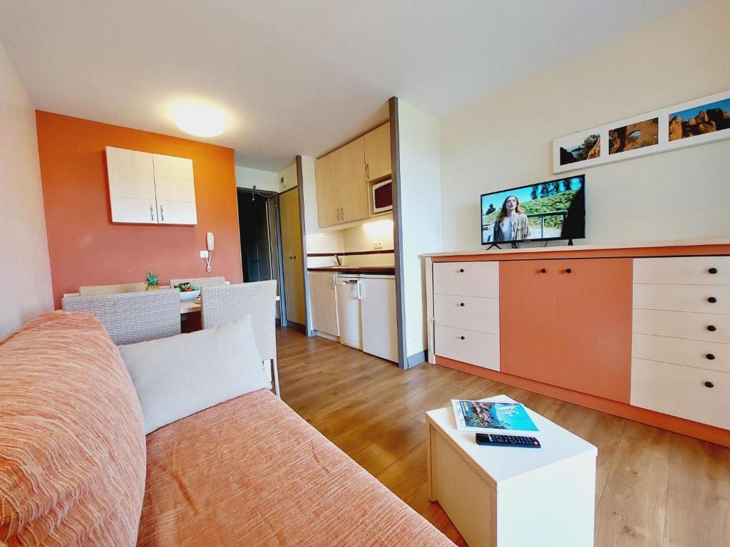 un salon avec un canapé et une cuisine dans l'établissement Apartment Le Belvédère - R9 137 by Interhome, à Agay