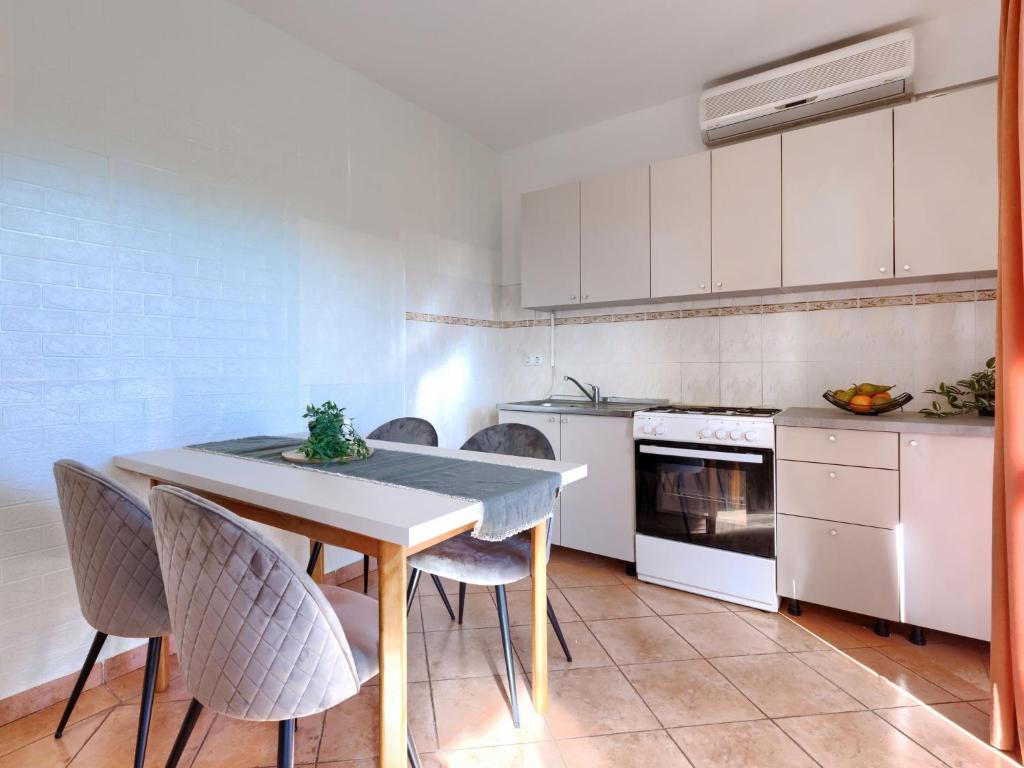 kuchnia ze stołem i krzesłami w obiekcie Apartment Gordana-2 by Interhome w mieście Labin