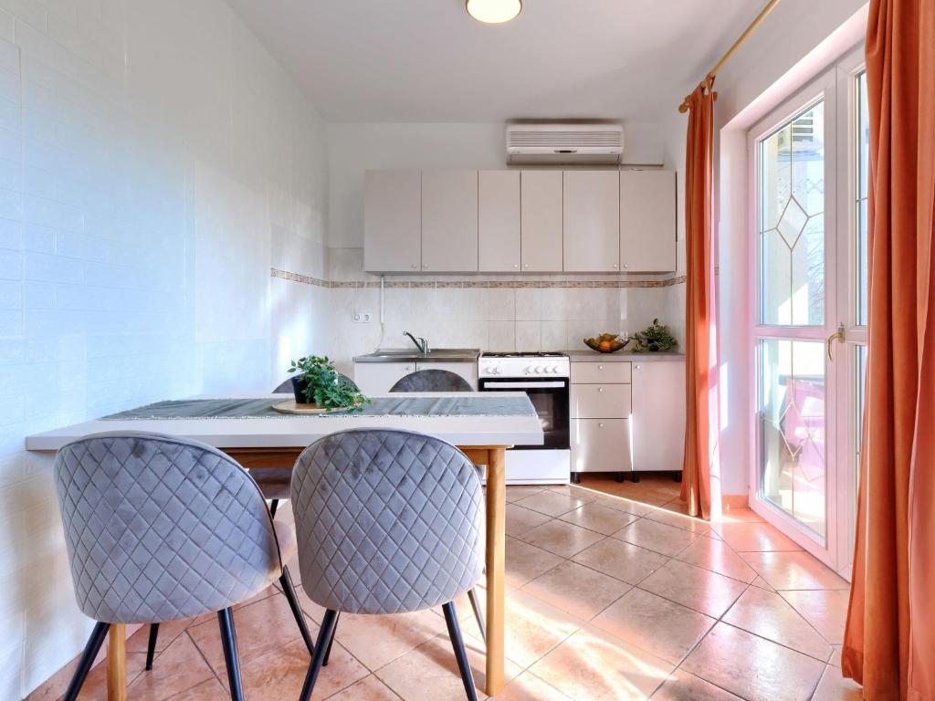 Kuchnia lub aneks kuchenny w obiekcie Apartment Gordana-2 by Interhome