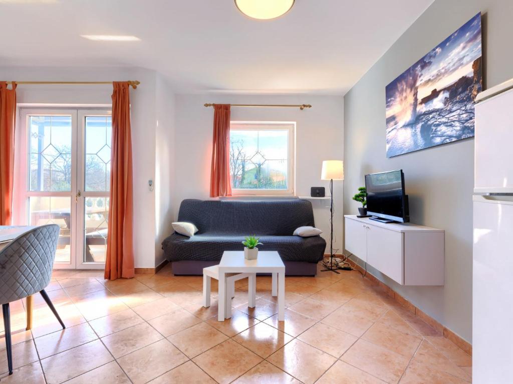 Telewizja i/lub zestaw kina domowego w obiekcie Apartment Gordana-2 by Interhome