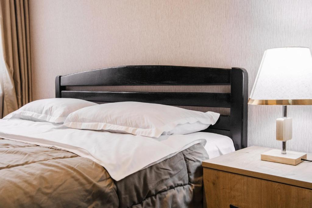 Postel nebo postele na pokoji v ubytování Lotus Hotel
