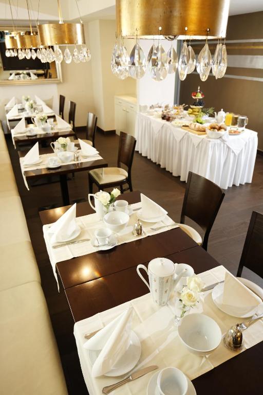 Reštaurácia alebo iné gastronomické zariadenie v ubytovaní Pfeiler's Bürgerstüberl - Hotel
