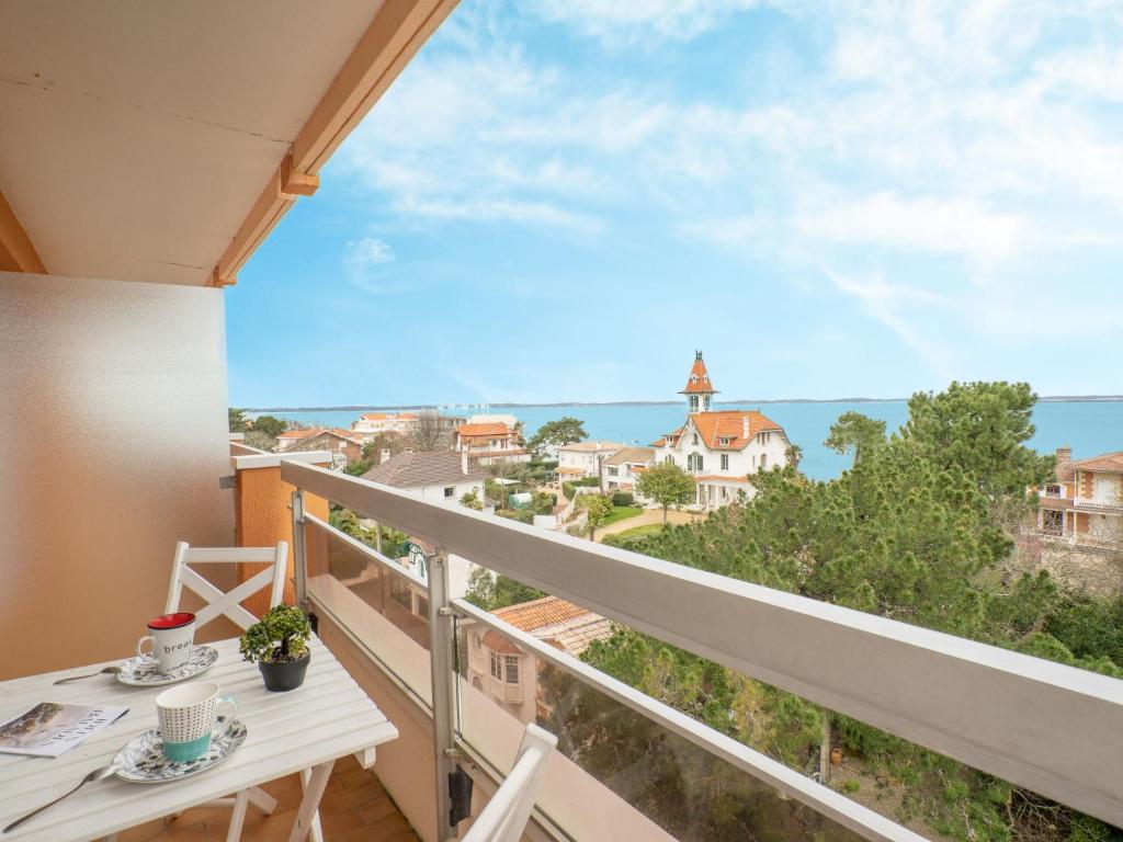 un balcon avec une table et une vue sur l'océan dans l'établissement Apartment le Galion-3 by Interhome, à Arcachon