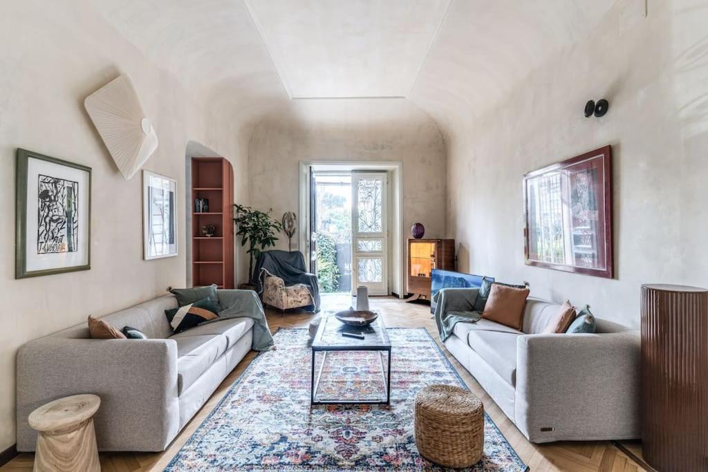 una sala de estar con 2 sofás y una alfombra en AD & Dezeen published apartment, en Roma