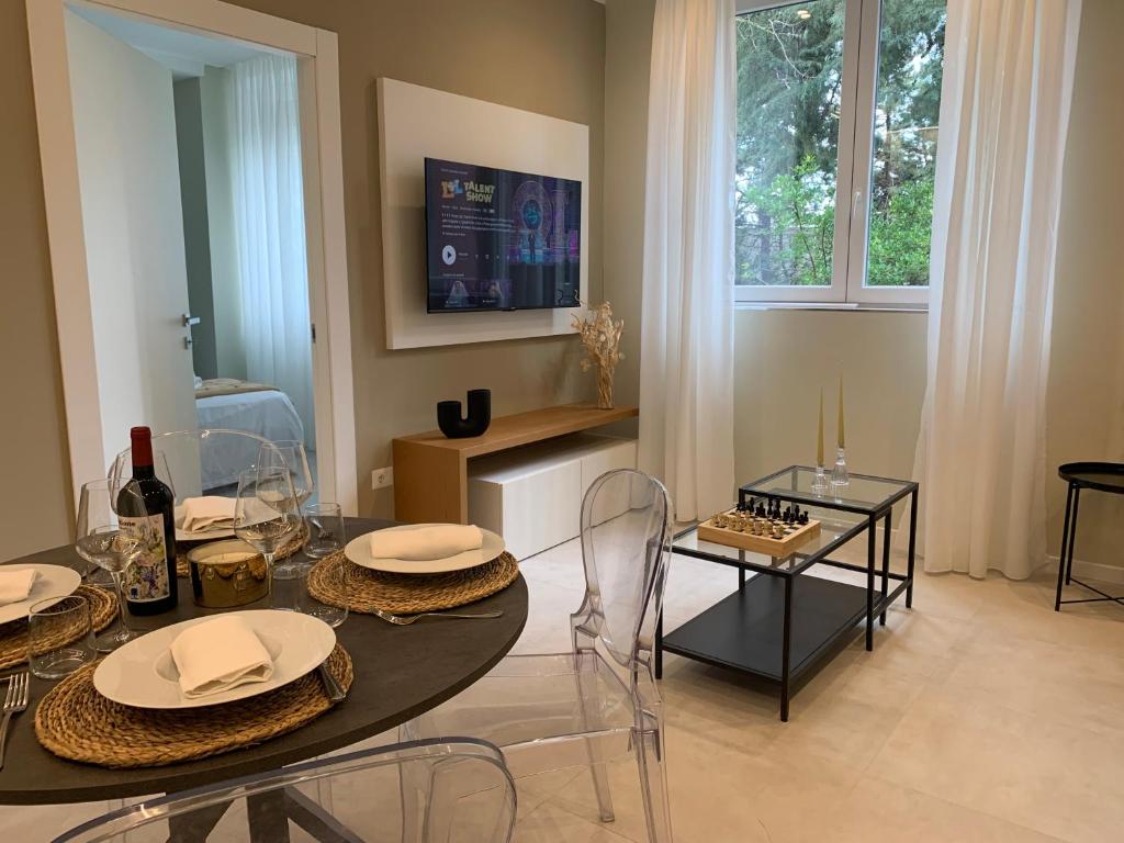 comedor con mesa y sillas en Bruno Apartment, en Ariano Irpino