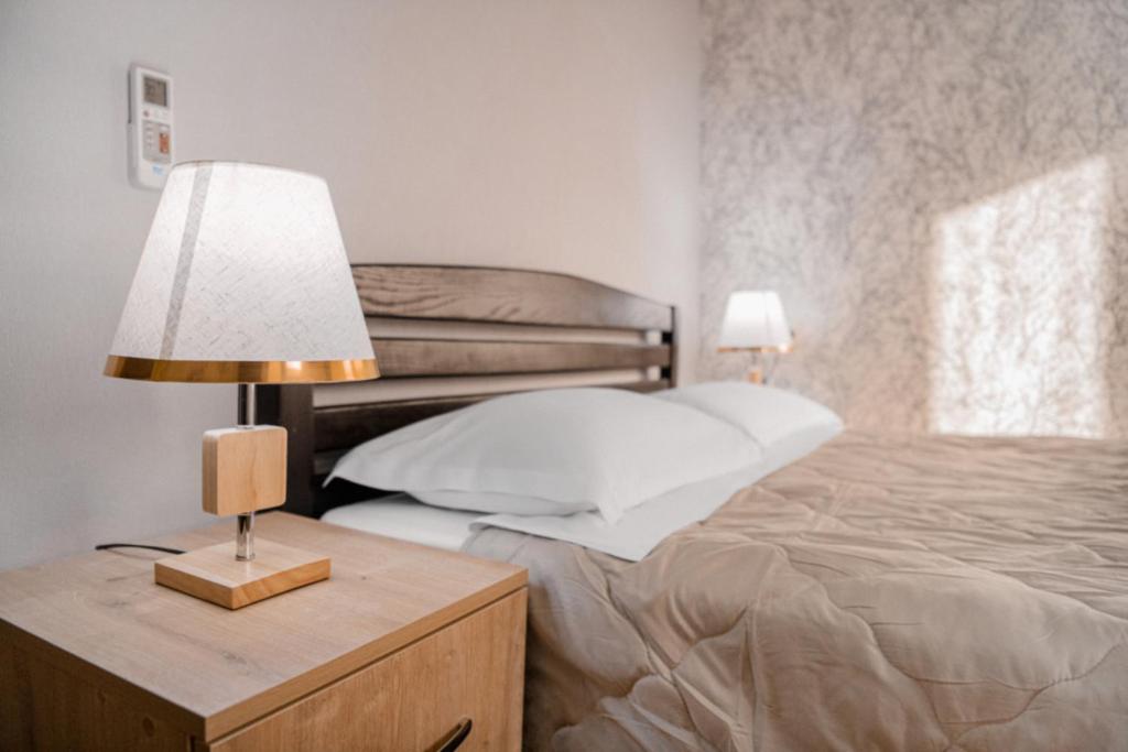 Postel nebo postele na pokoji v ubytování Lotus Hotel
