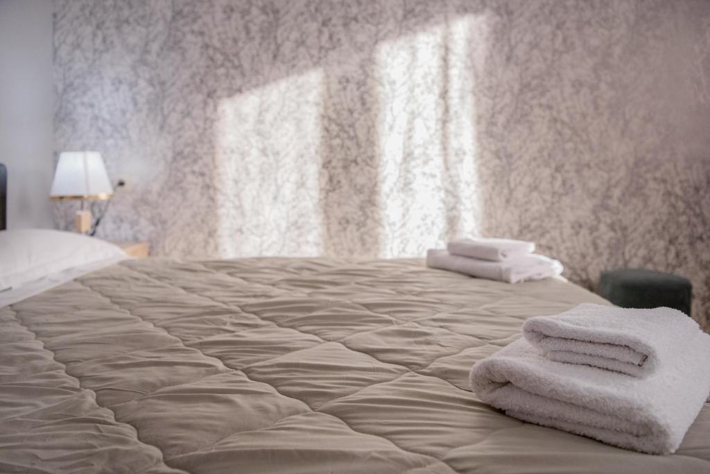 Postel nebo postele na pokoji v ubytování Lotus Hotel