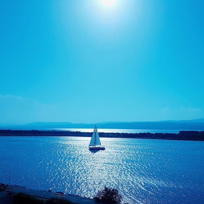 un voilier au milieu d'une grande étendue d'eau dans l'établissement Unique appartement standing 70m2 !entre lagune port animé et à 2mn de la plage, à Leucate