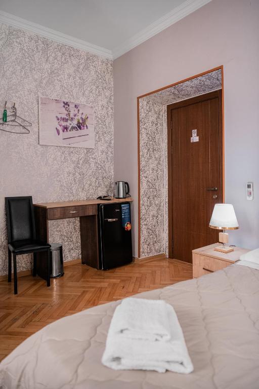 Postel nebo postele na pokoji v ubytování Lotus Hotel