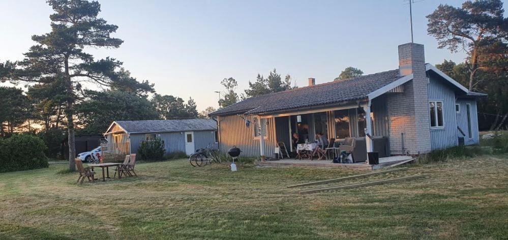 una pequeña casa con porche y patio en Fantastiskt hus på fårö, en Fårö