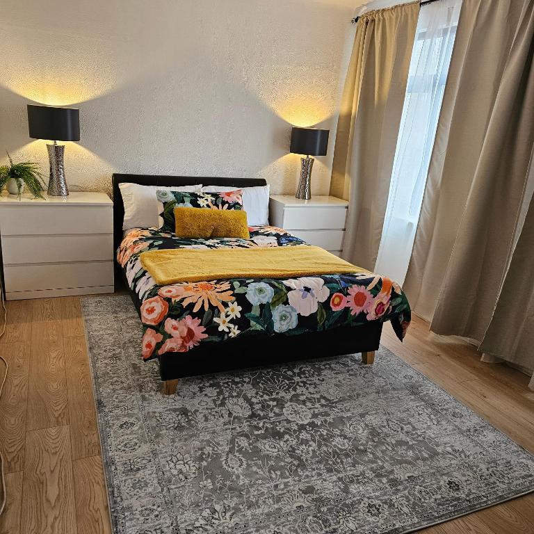 Postel nebo postele na pokoji v ubytování Bee hive 1