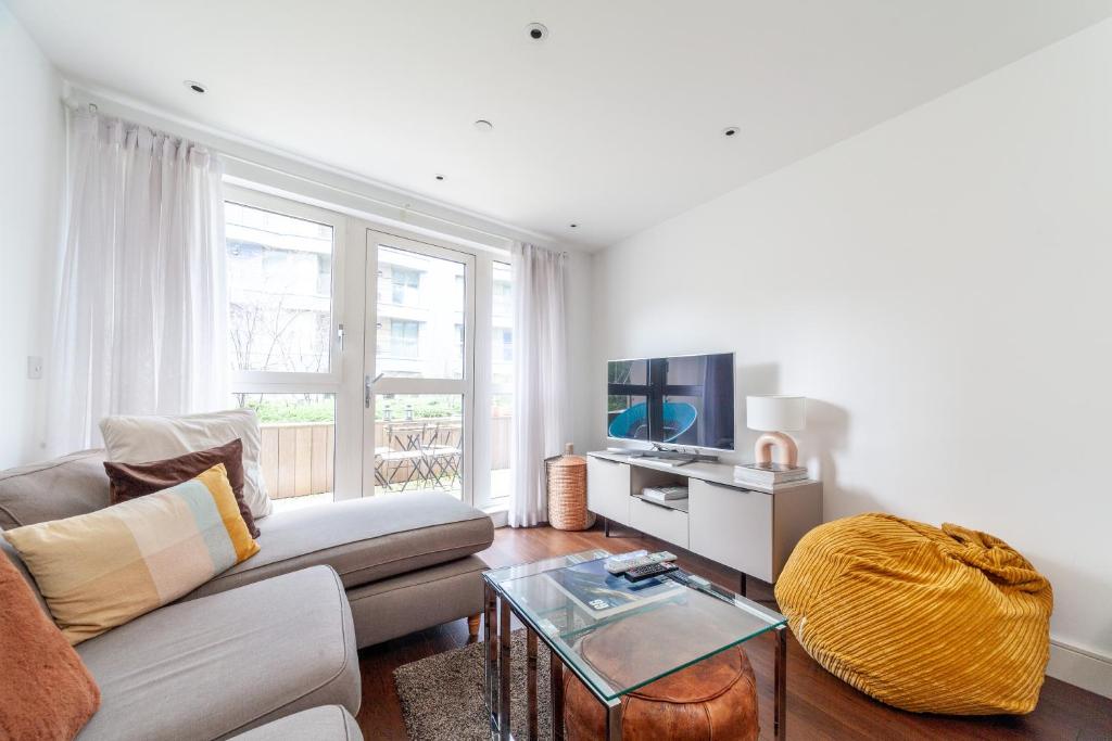 uma sala de estar com um sofá e uma televisão em Cosy Central Urban Retreat in Highbury & Islington em Londres