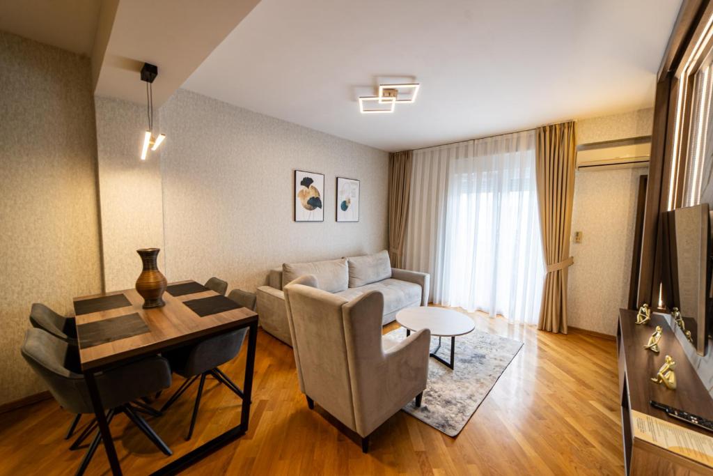 een woonkamer met een bank en een tafel bij Apartments 28 in Podgorica