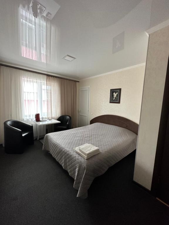 une chambre d'hôtel avec un lit et une table dans l'établissement Колібрі, à Reni