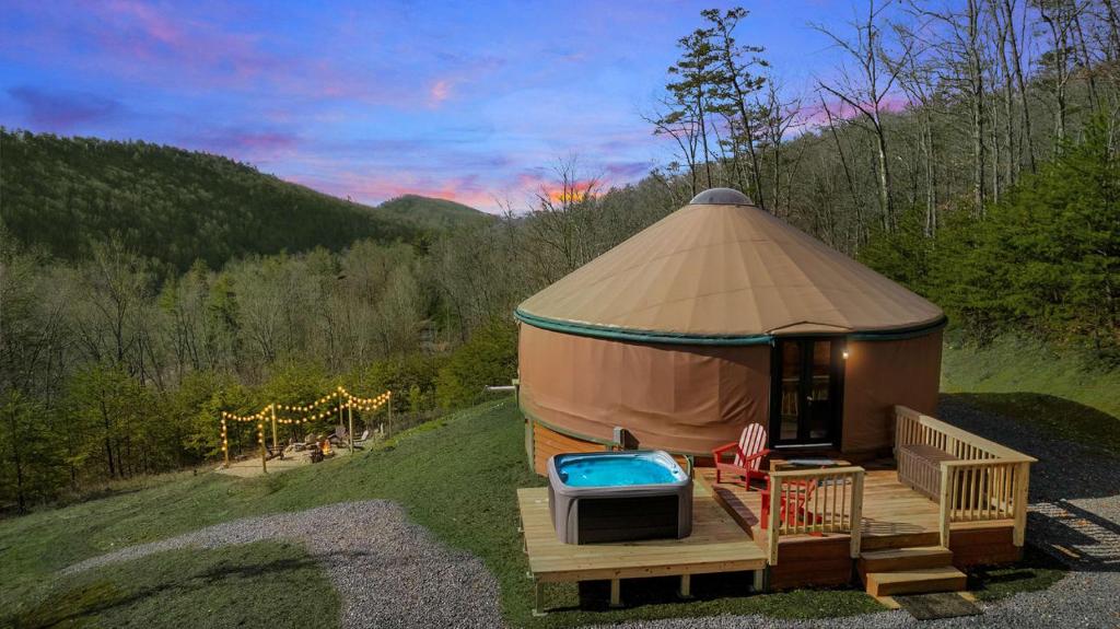 cenador con TV y bañera en Modern Yurt w River Access, Hot Tub, WiFi & Grill, en Wardensville