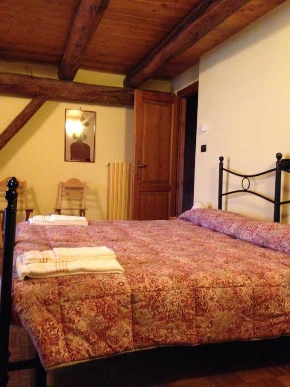 a bedroom with two beds in a room at IL Dahù in Pragelato