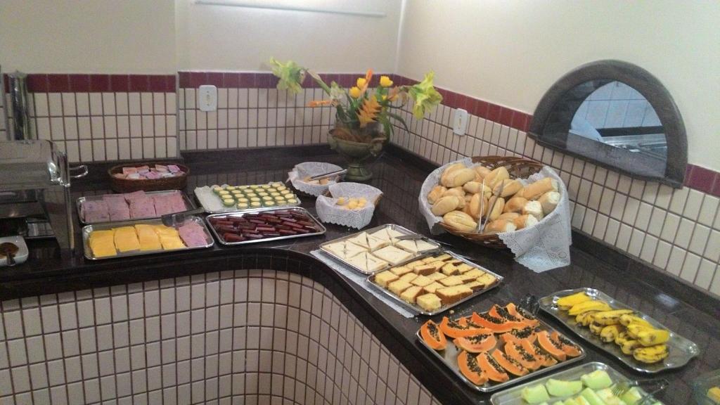 un buffet con muchos tipos diferentes de comida en una barra en Hotel Danúbio en Belém