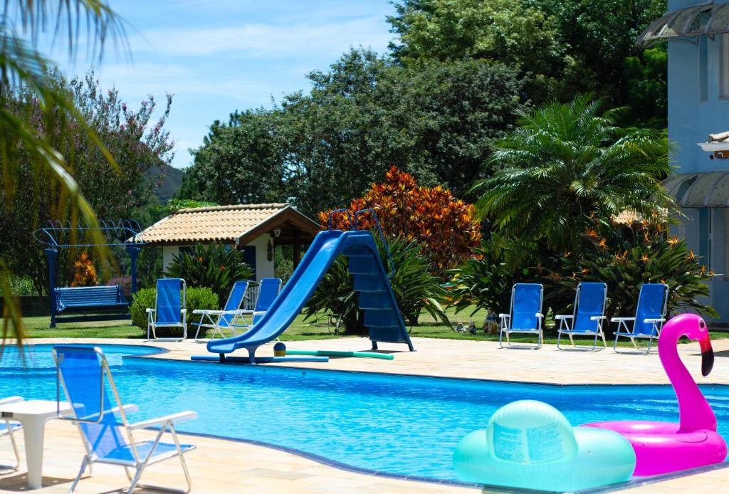 uma piscina com escorrega e cisnes num resort em POUSADA RECANTO SÃO JORGE em Águas de Lindoia