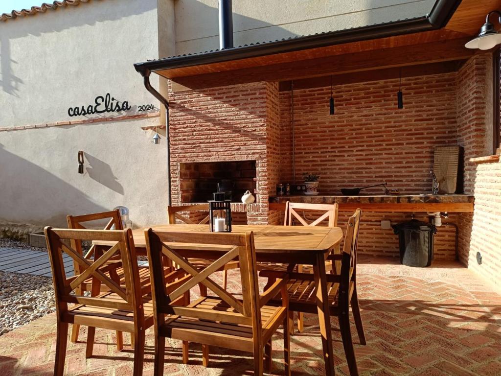 un tavolo in legno con sedie di fronte a una cucina di Casa Elisa - Albergue turístico superior 