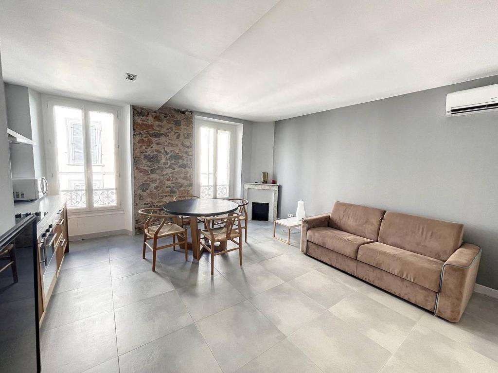 un salon avec un canapé et une table dans l'établissement BAT2 - Cannes, Carré d'Or, beau 2 pièces, à Cannes
