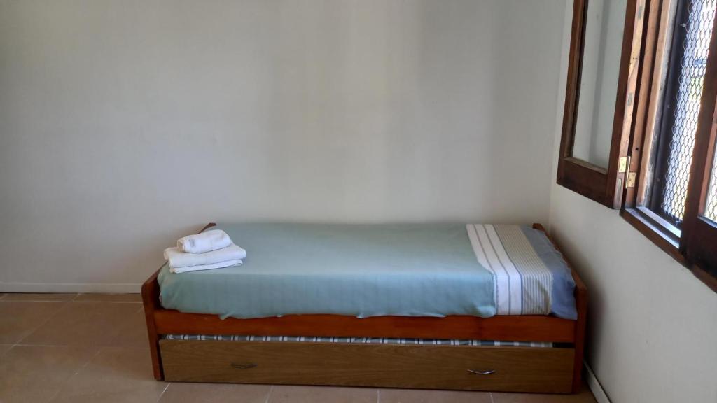 uma pequena cama num quarto com uma janela em Posada San Pedro em Concordia