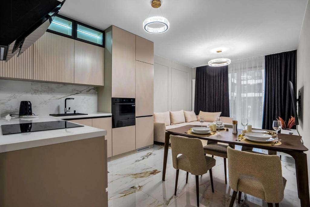 O bucătărie sau chicinetă la Airport Apartment - Private Terrace & Parking - by Rentujemy