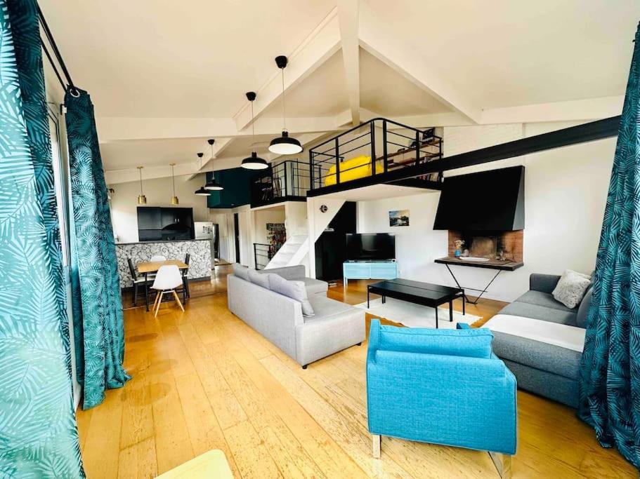 un salon avec un canapé et une table dans l'établissement Grand Appartement T3 Standing en Hypercentre, à Toulouse