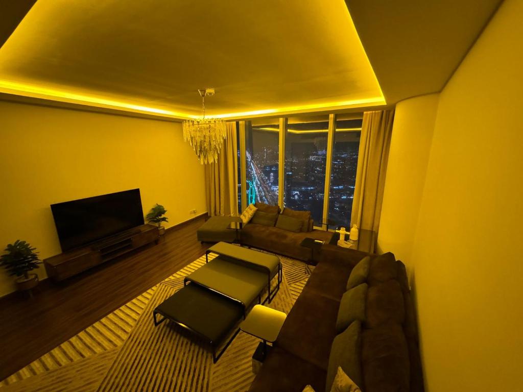- un salon avec un canapé et une télévision dans l'établissement Rafal Tower two bedroom Apartment, à Riyad
