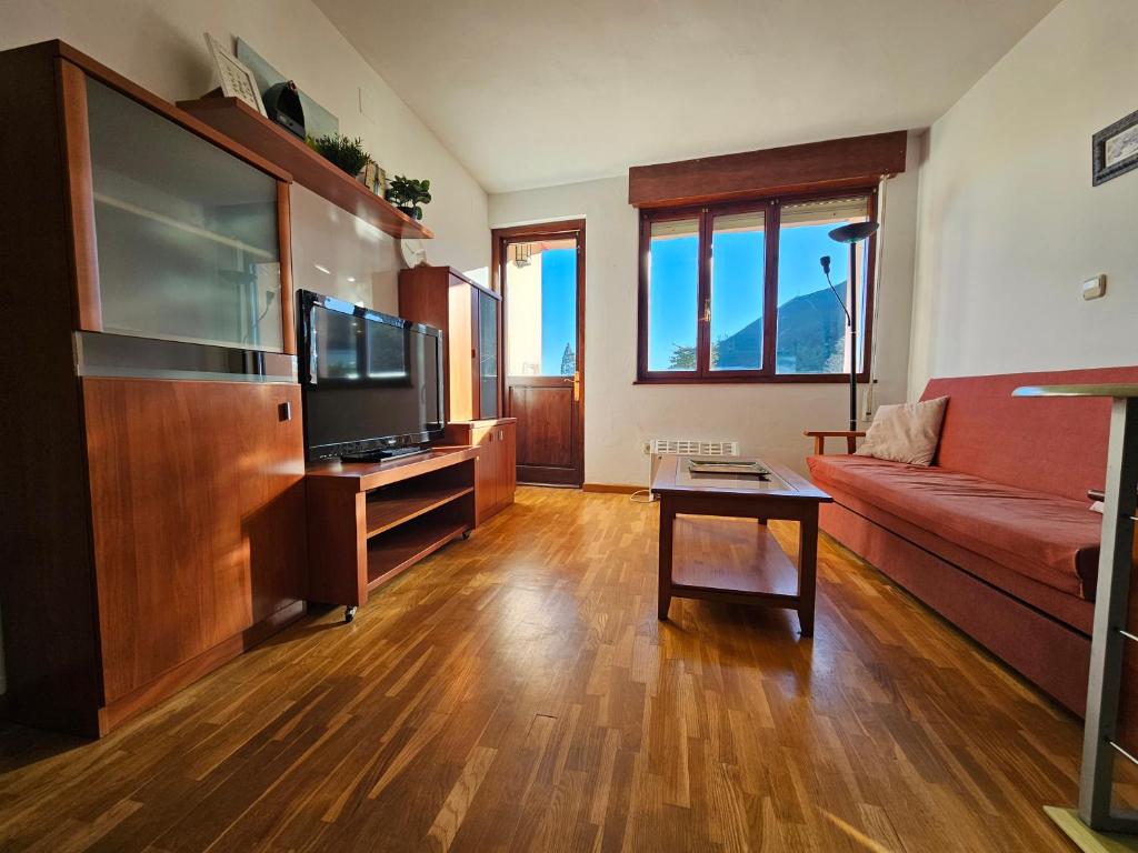 TV a/nebo společenská místnost v ubytování 17C01 Apartamento Caravia