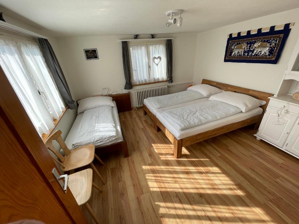 a bedroom with two beds and a window at Bristenblick in Fluelen