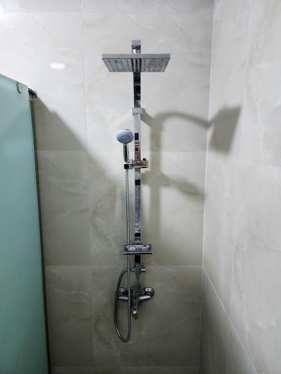 Un baño de 2E Apartment Myslym Shyri