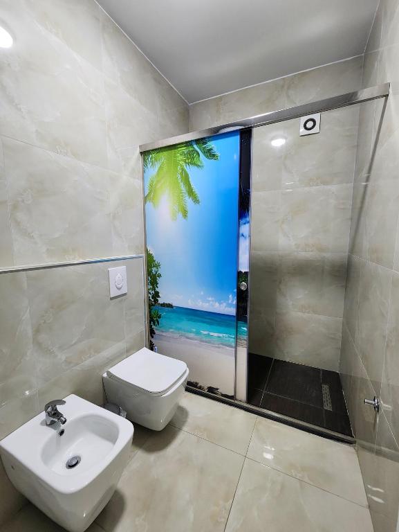Un baño de 2E Apartment Myslym Shyri