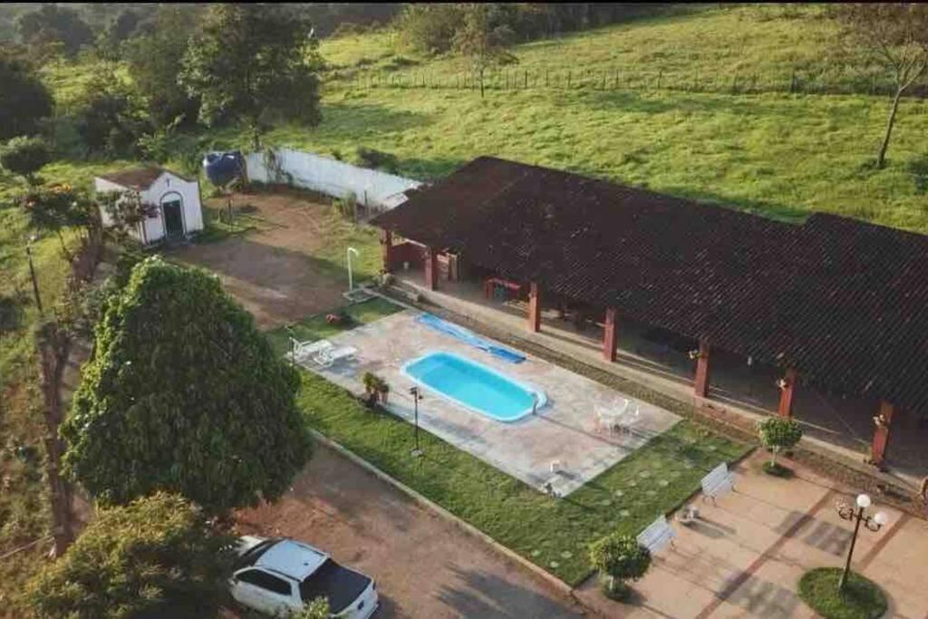 - une vue aérienne sur une maison avec une piscine dans l'établissement Casa perfeita pra fim de semana e feriadões, à Vitória de Santo Antão