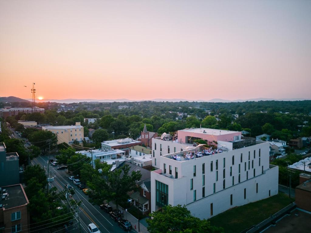 una vista aérea de una ciudad al atardecer en Quirk Hotel Charlottesville en Charlottesville