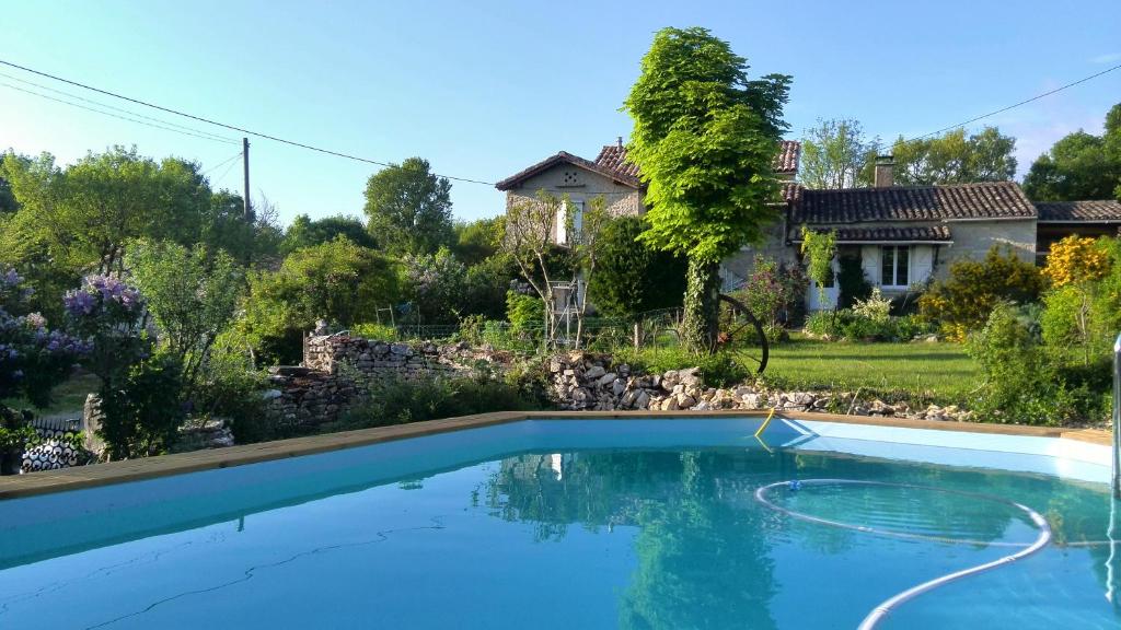 una piscina frente a una casa en Les orchidées, en Mouillac