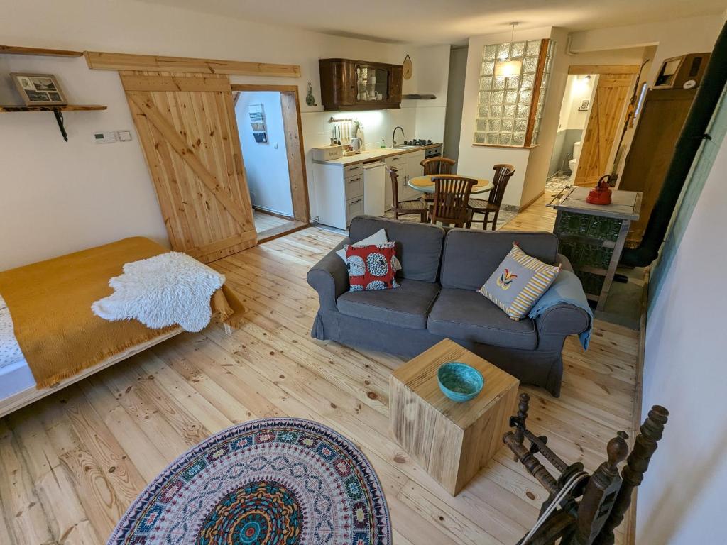 a living room with a couch and a kitchen at Walimka in Walim