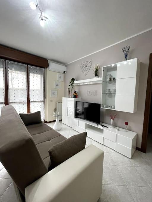 - un salon avec un canapé et une télévision dans l'établissement Airbnb da Concy, à Zelo Buon Persico