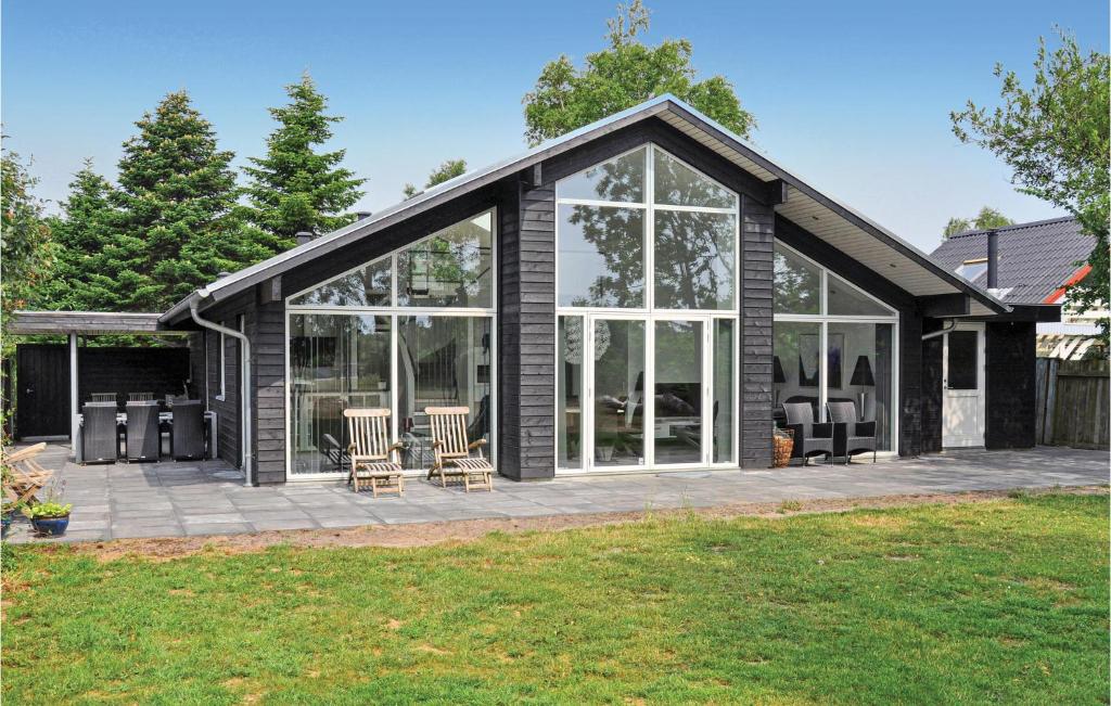 una casa con porte in vetro e patio di Beautiful Home In Sydals With Sauna a Skovby