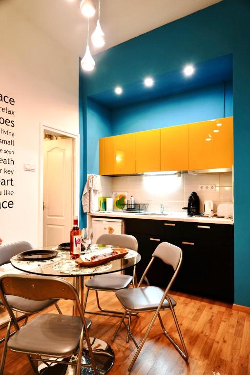 A kitchen or kitchenette at Blue home in the heart of Budapest