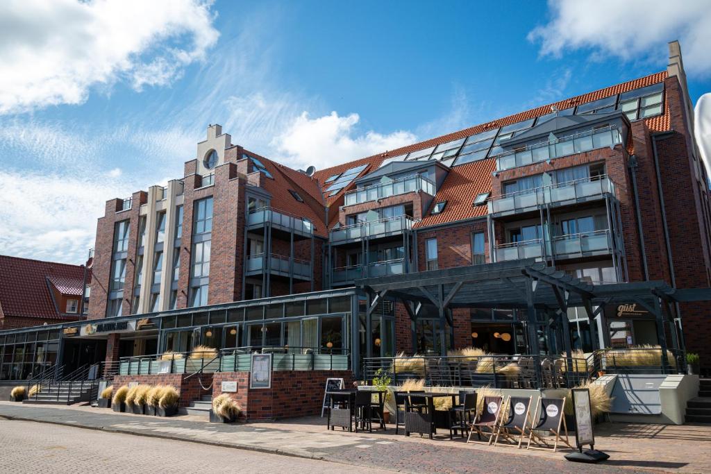 ein Gebäude mit einem Restaurant davor in der Unterkunft Hotel Atlantic Juist in Juist